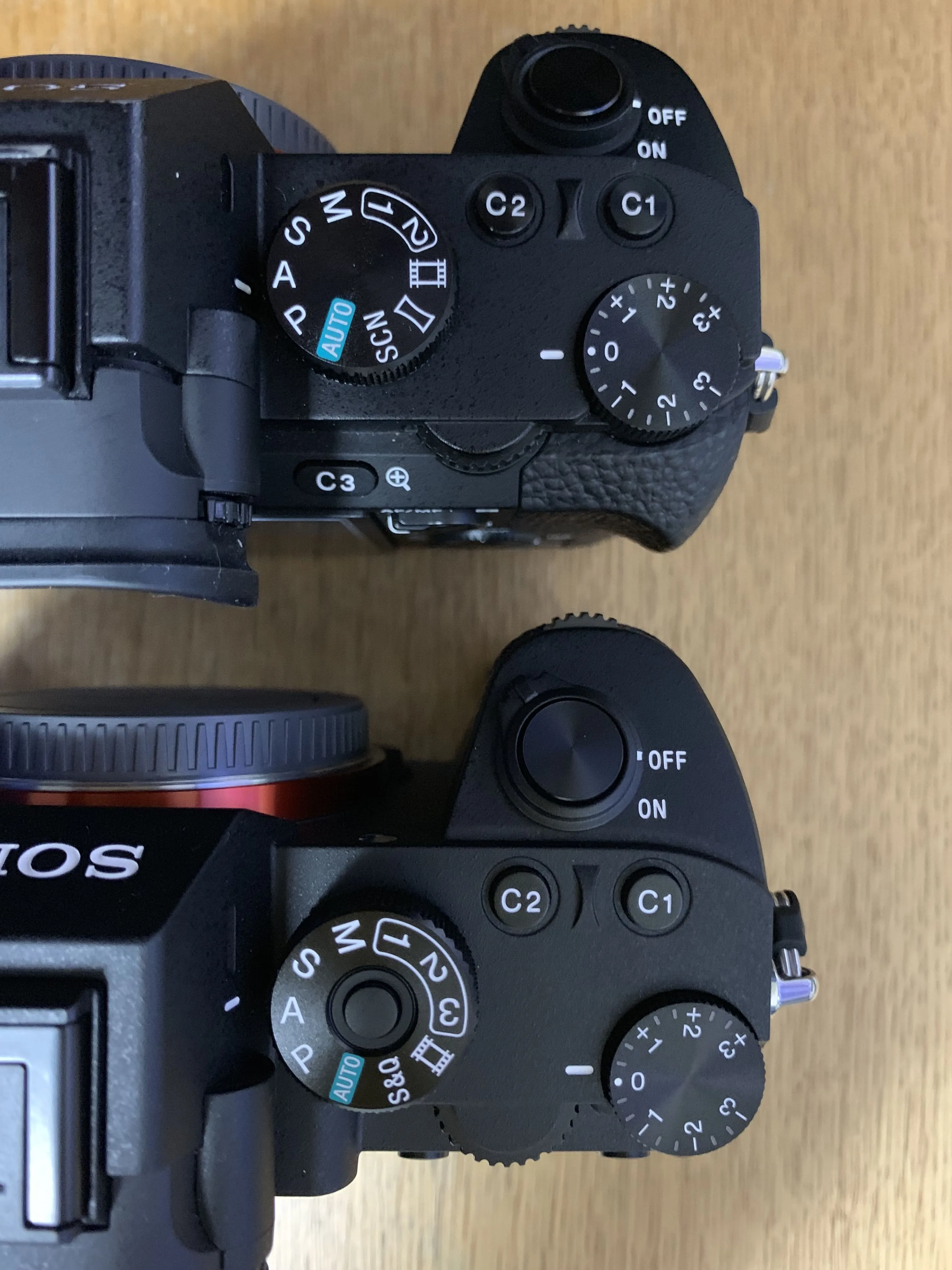 上がα7II、下がα7RIII