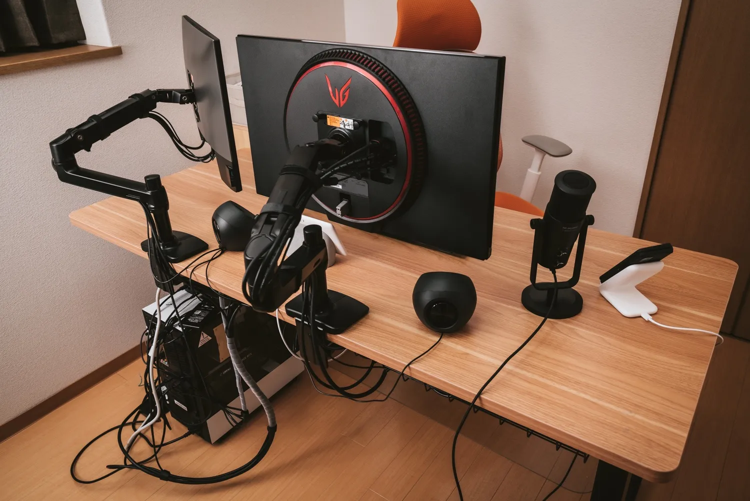 裏側。どうしてもケーブルが目立つ