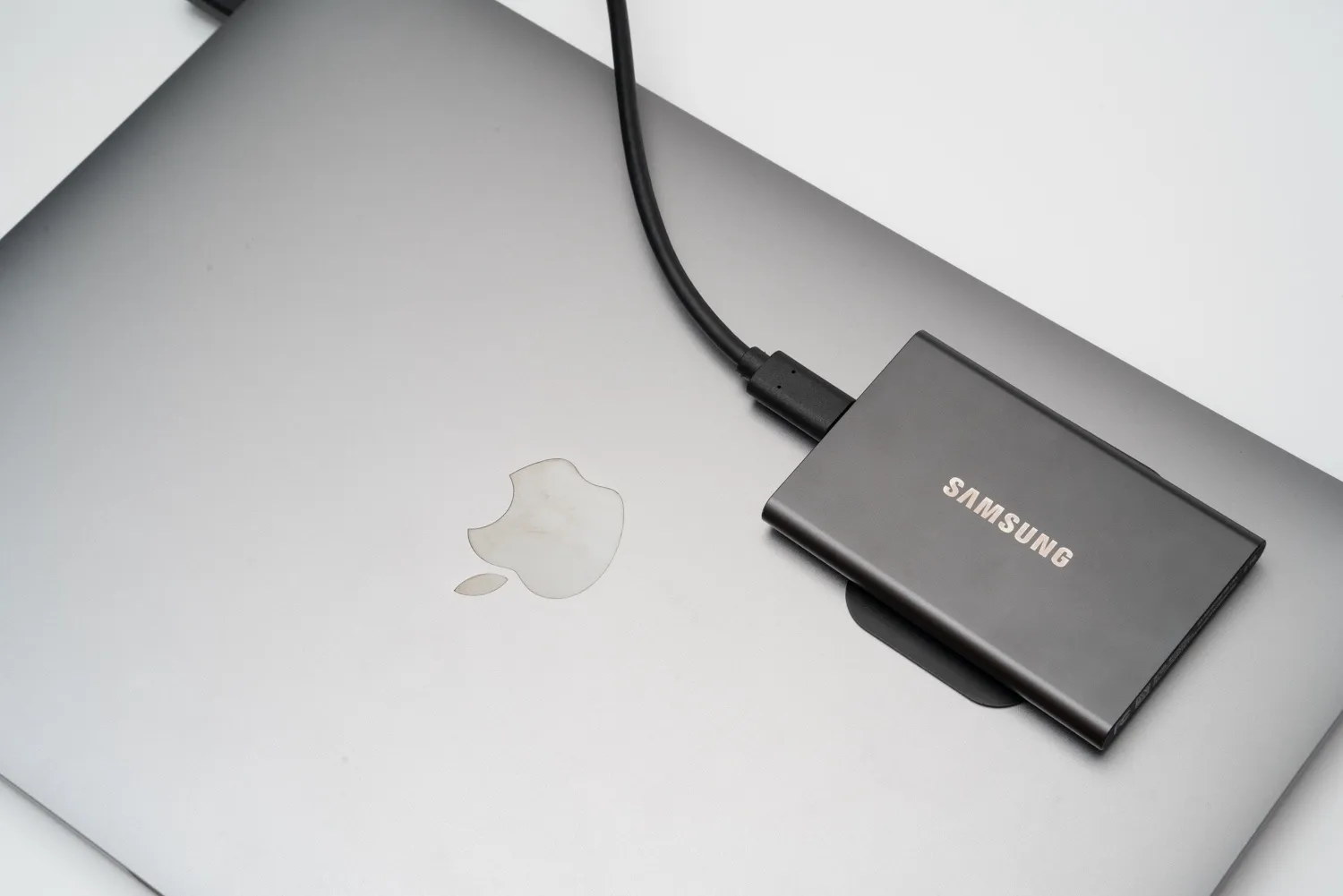SSD(SAMSUNG T7)を貼り付けています