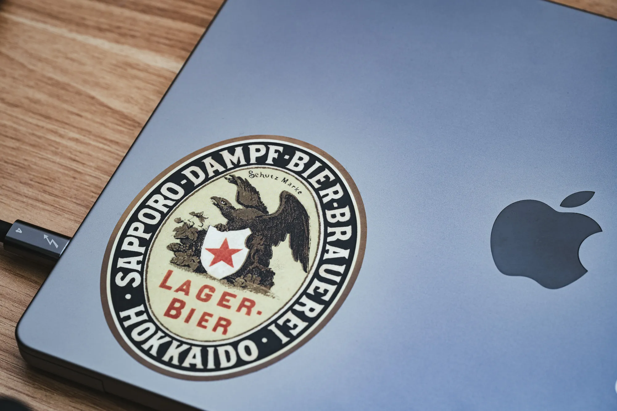 普段はクラムシェルモードで使用。サッポロビール工場で買ったステッカー。