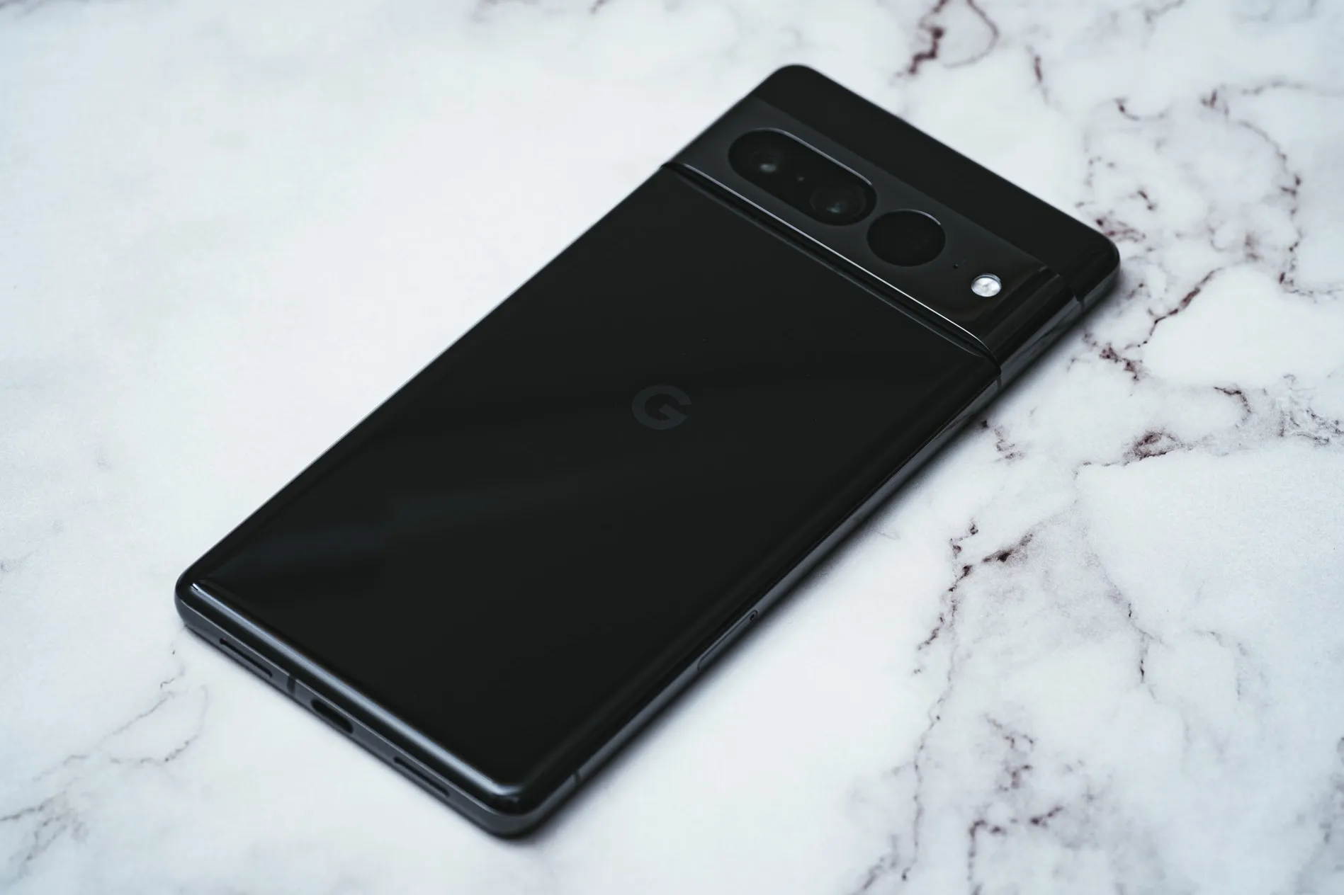 カラーはObsidian。iPhone 7のジェットブラックを思い出す綺麗なツヤツヤブラック