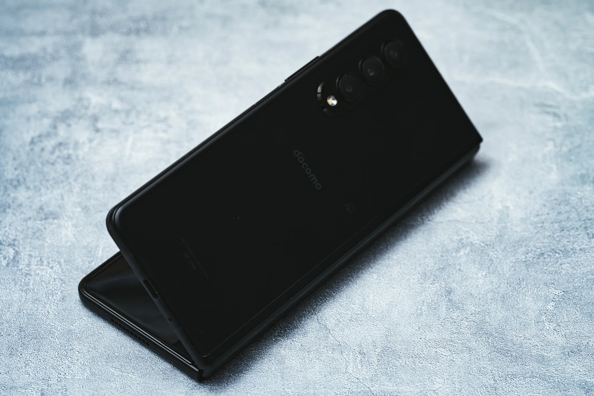 ケースを外すと想像以上に薄く軽い