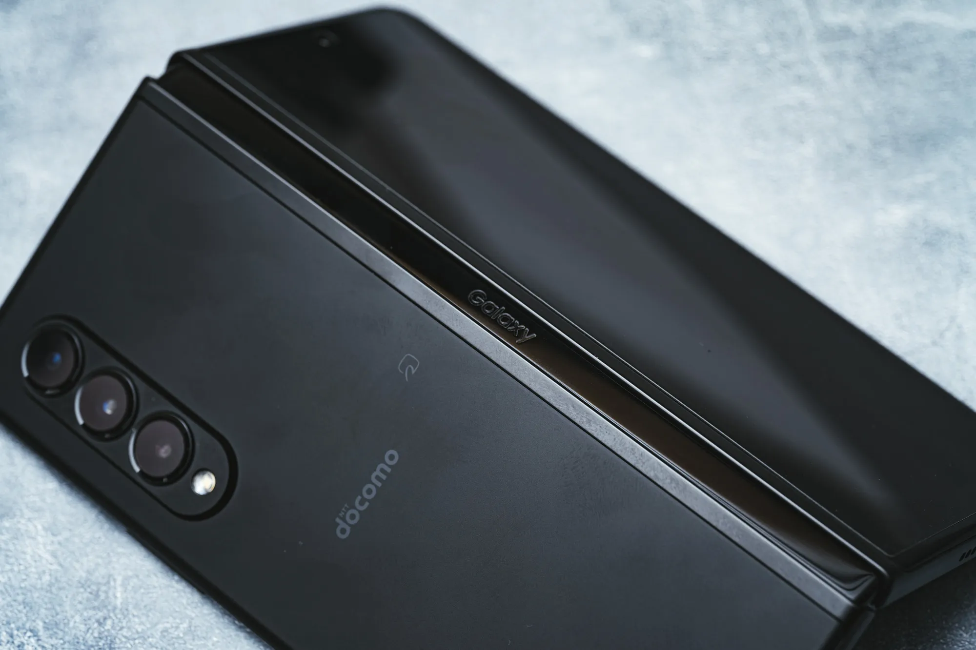 スマホ好きなら一度は試して欲しい折りたたみ。キャリア版なら故障にもある程度備えられる